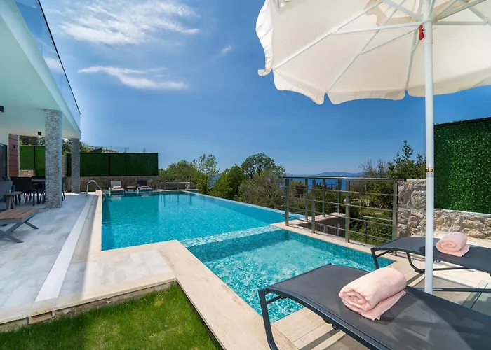 Villa With Sea View And Heated Pool Mariposa
